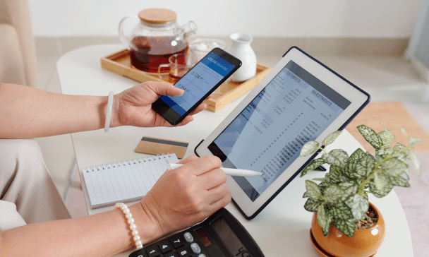 Image of a patient reviewing their electronic medical statement.